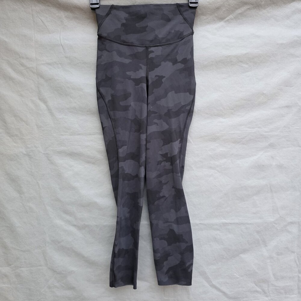Lululemon High-Rise Pants in a Grey camouflage Pattern Size 2 Crop